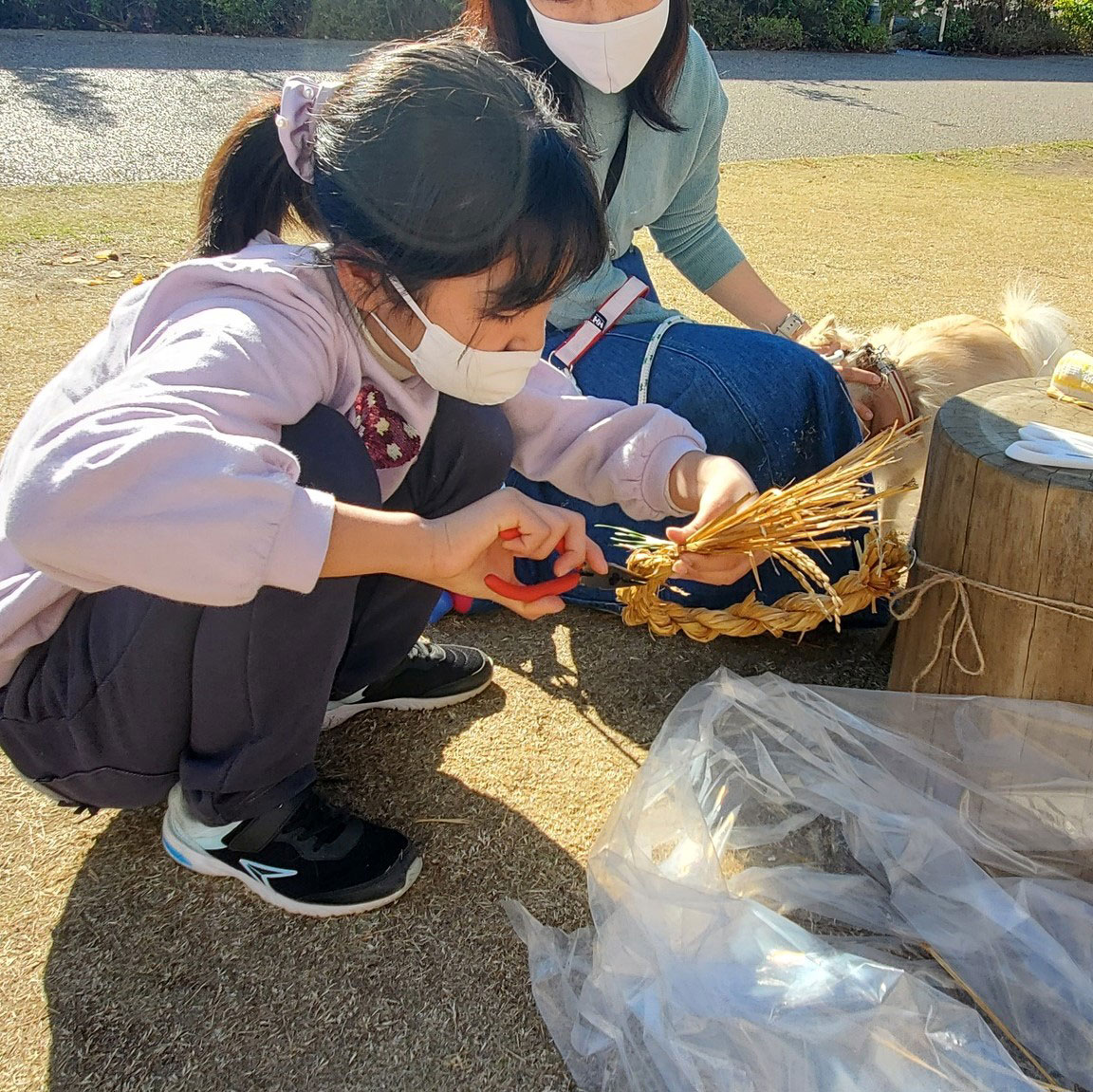 しめ縄・正月飾り作りをしている様子