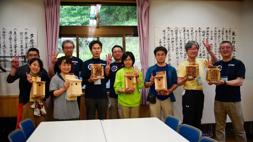 作った巣箱を持っての記念撮影画像