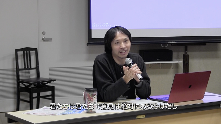 覗きたい人は窓やドアが開いているよ