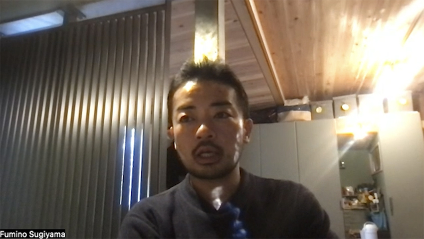 覗きたい人は窓やドアが開いているよ