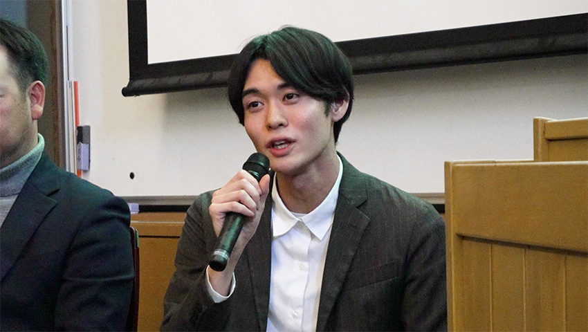 覗きたい人は窓やドアが開いているよ