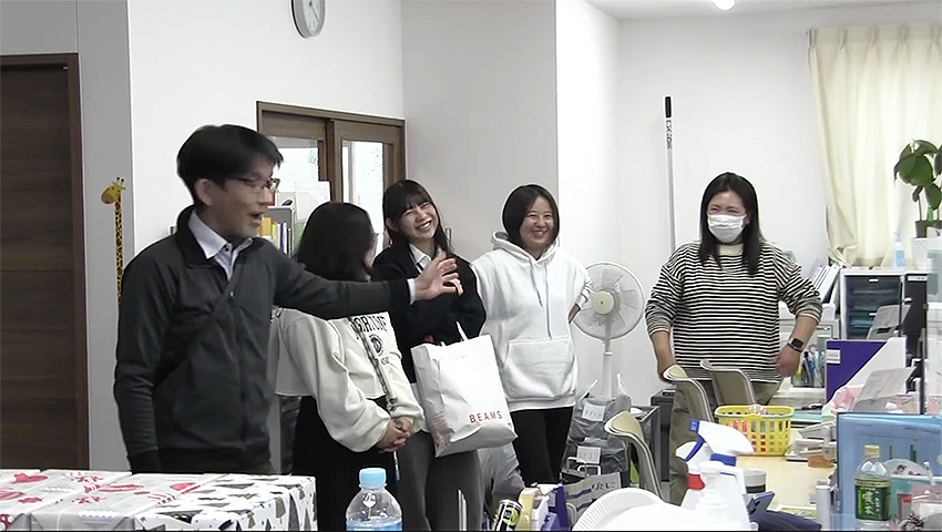 覗きたい人は窓やドアが開いているよ