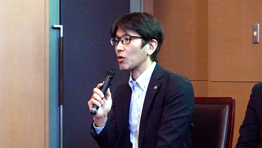 覗きたい人は窓やドアが開いているよ