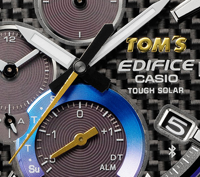 「TOM’S」のロゴや秒針、インダイアルの小針にゴールドカラーを採用