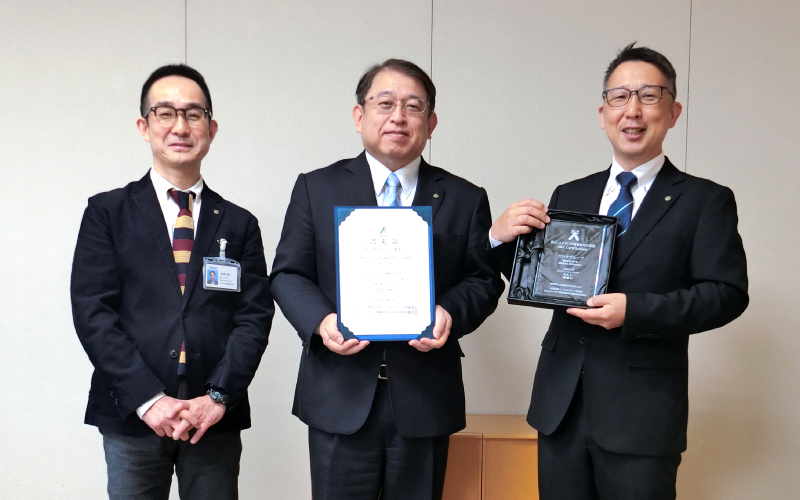 CS本部 コンシューマお客様相談センター長 松本 桂一、CS本部長 樫尾 哲雄、向山 徳一の三人揃った画像