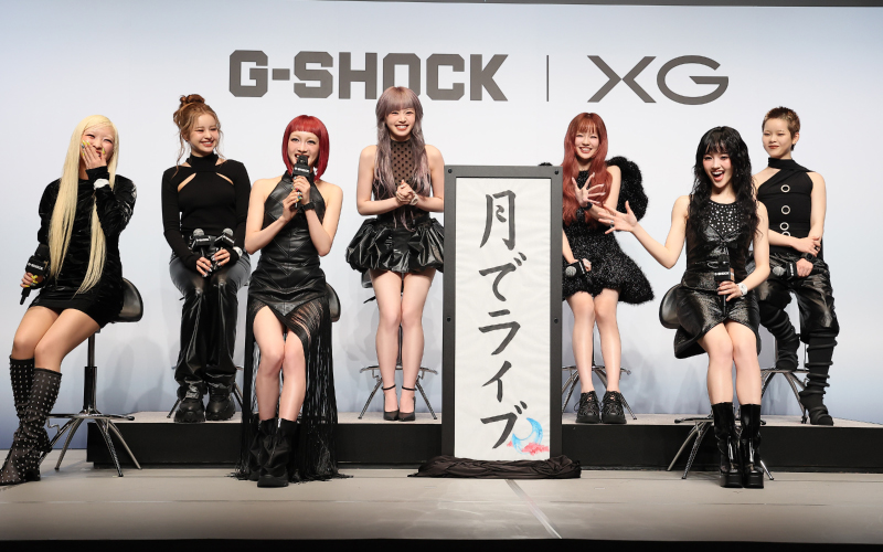 発表する「XG」
