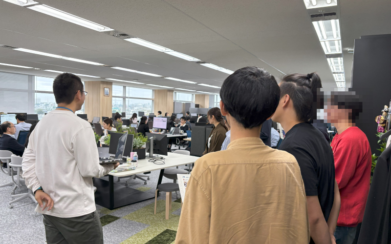 社内見学の様子