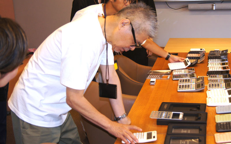 電卓を使う糸井氏