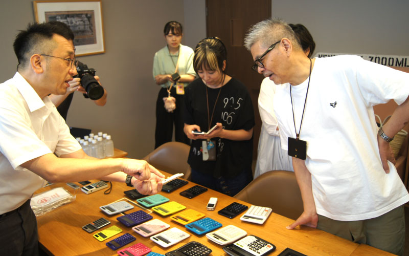 糸井氏に説明する斎藤