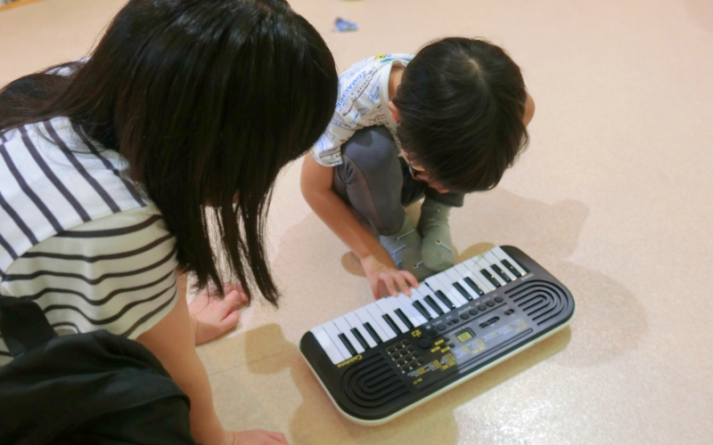 電子楽器を弾く子供の様子