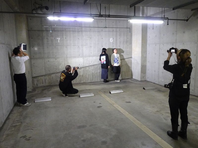 地下駐車場での撮影の様子