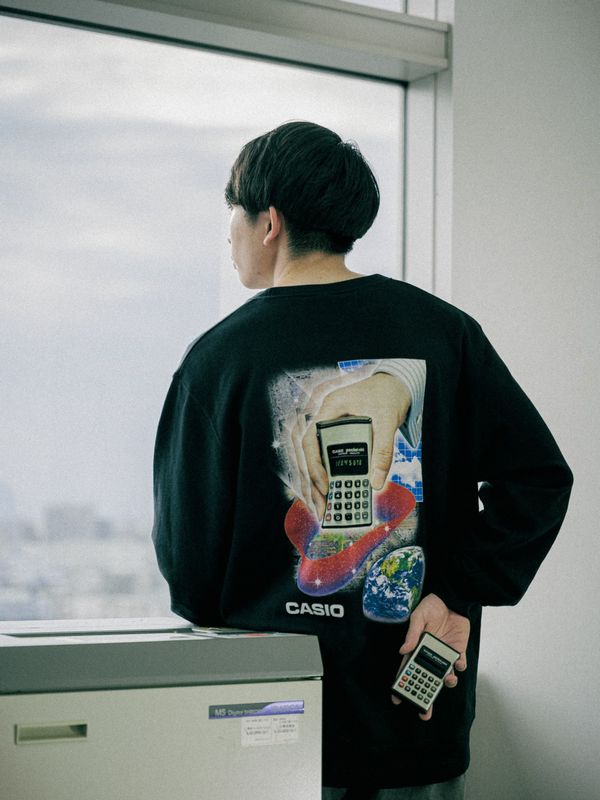 Tシャツを着たモデルの写真