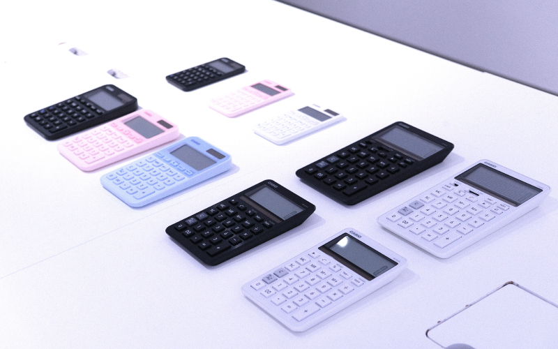 テーブルに並べた電卓