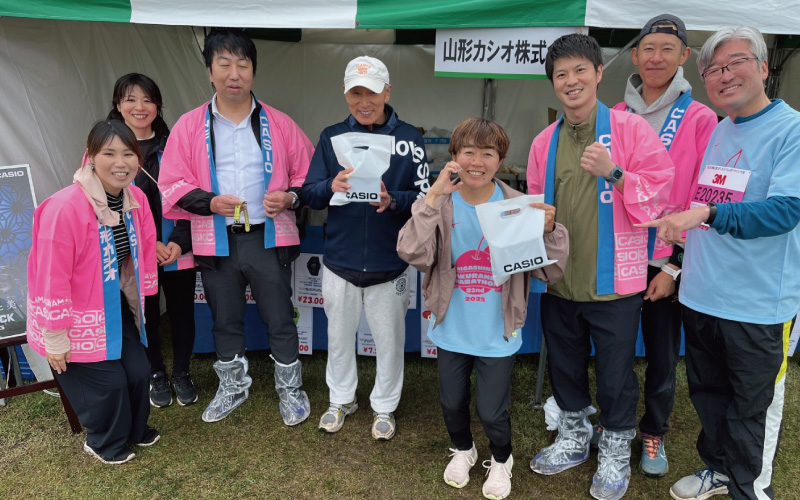 カシオブースで野口みずきさんとの集合写真
