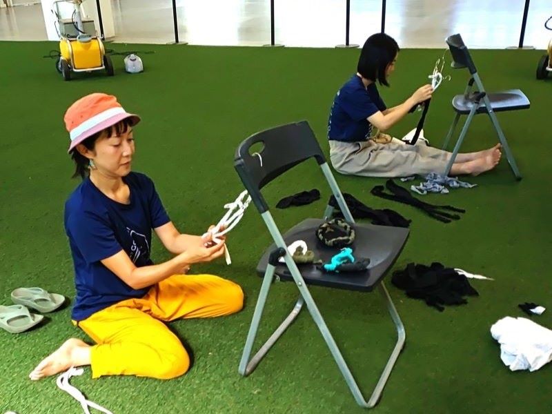 作品作りに熱中するスタッフ