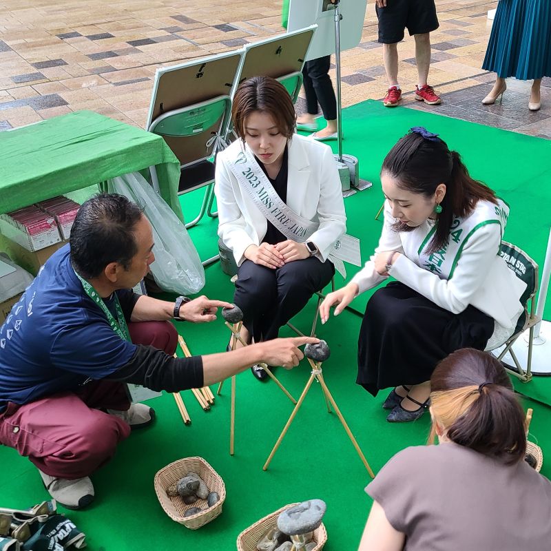 説明を受けるゲスト二人