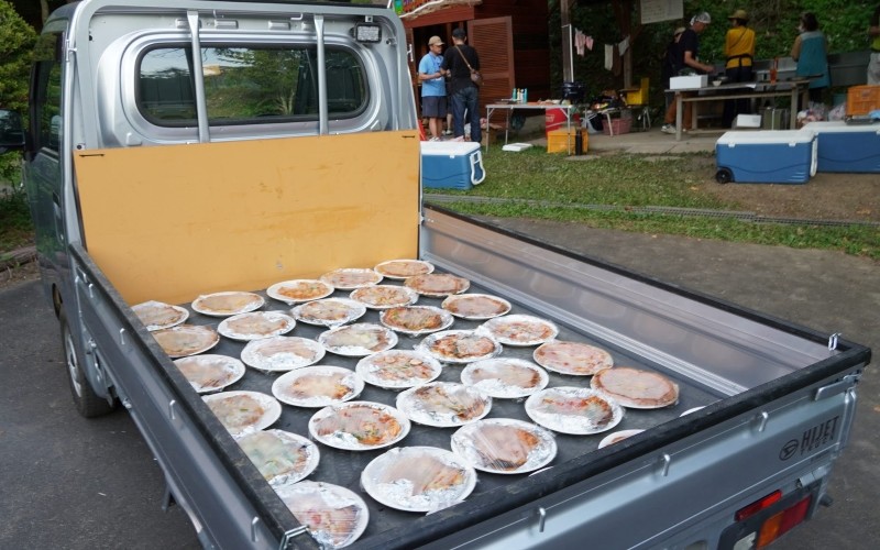 軽トラの荷台に積まれたピザ
