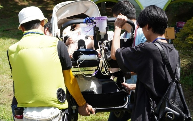 バギーを神輿担ぎしている様子