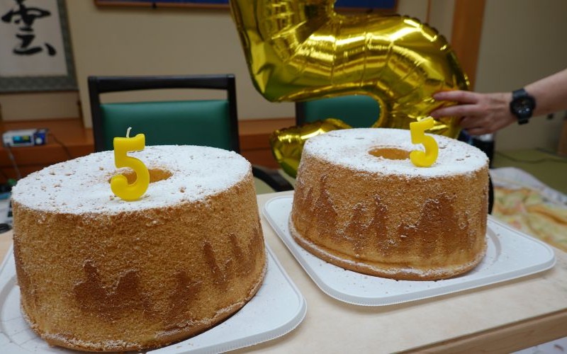数字の5のローソクが刺さったシフォンケーキの画像