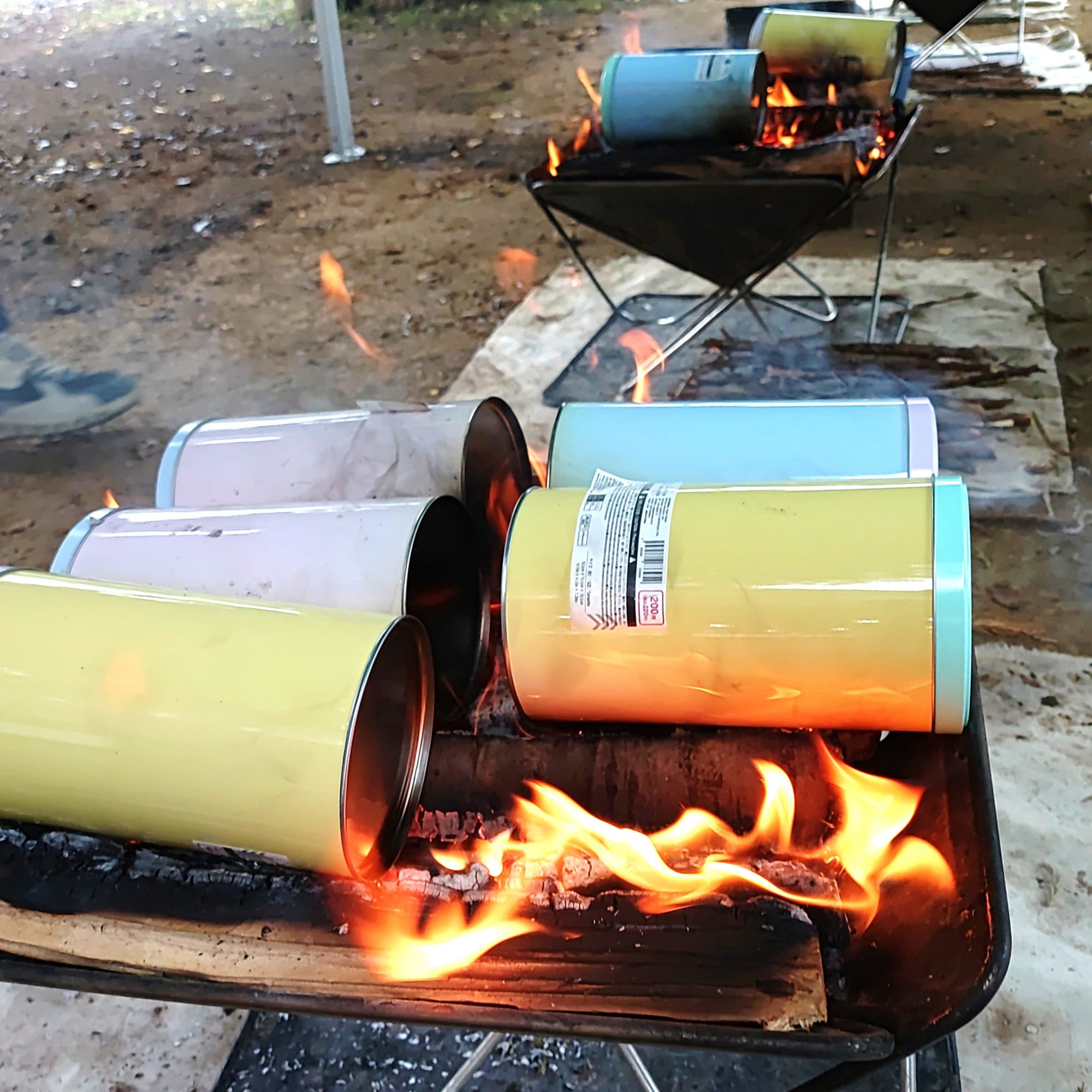 金属缶を蒸し焼きにする様子