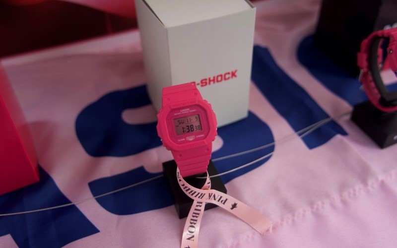 ピンクリボンモデルとピンクのリボンの画像