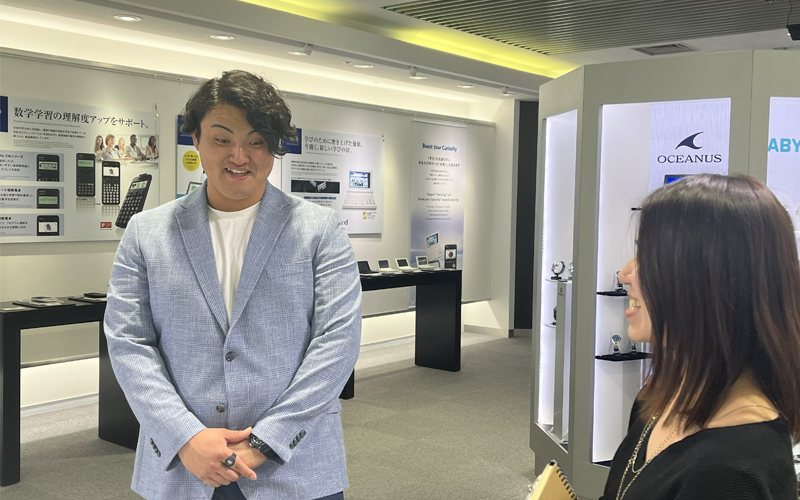 ショールームでの佐々木選手の写真