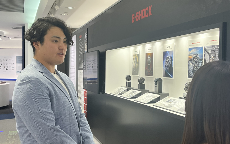 ショールームでの佐々木選手の写真