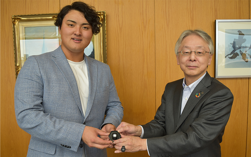 佐々木選手と高野社長の写真