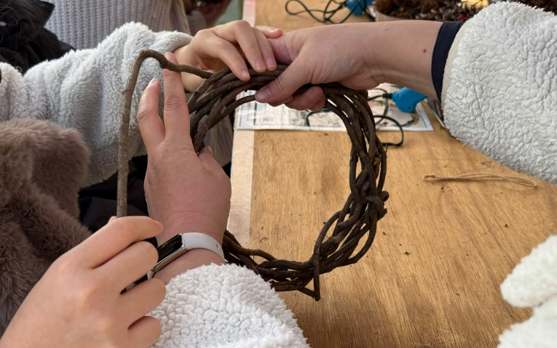 ツルを編み込む様子