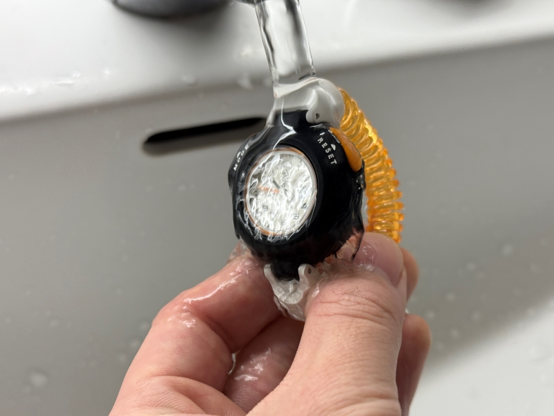 冷水で洗い流している様子