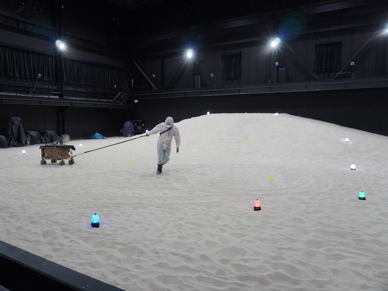 屋内実験場で月面探索車に見立てた台車を引く様子