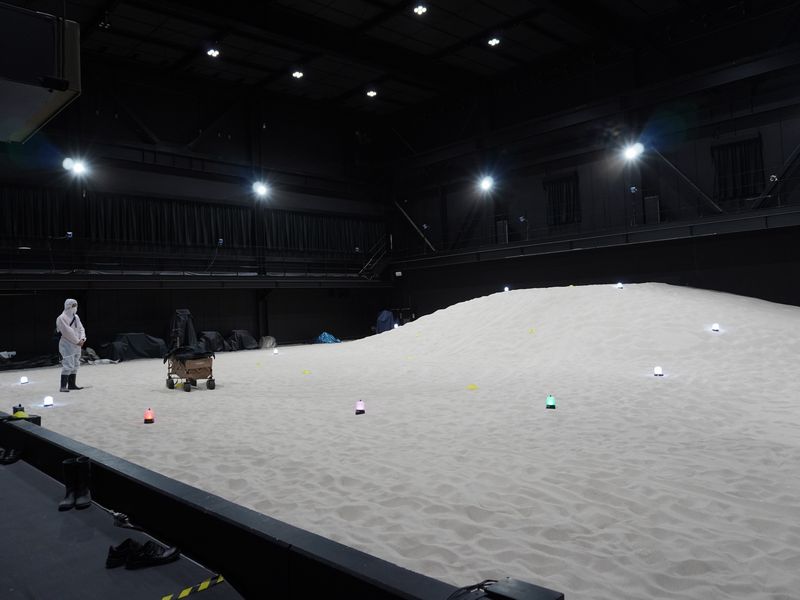 JAXA相模原キャンパスの宇宙探査実験棟宇宙探査フィールドでの実験の様子