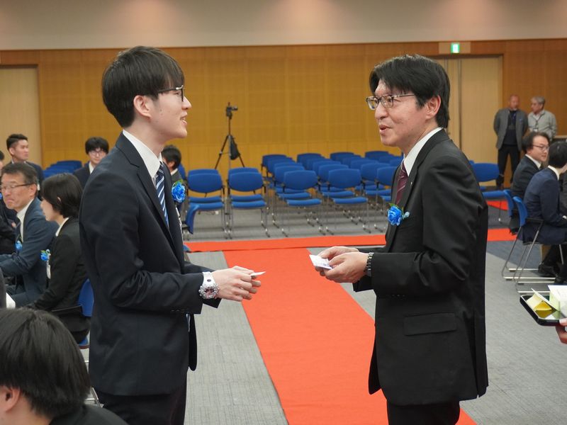 名刺交換の様子