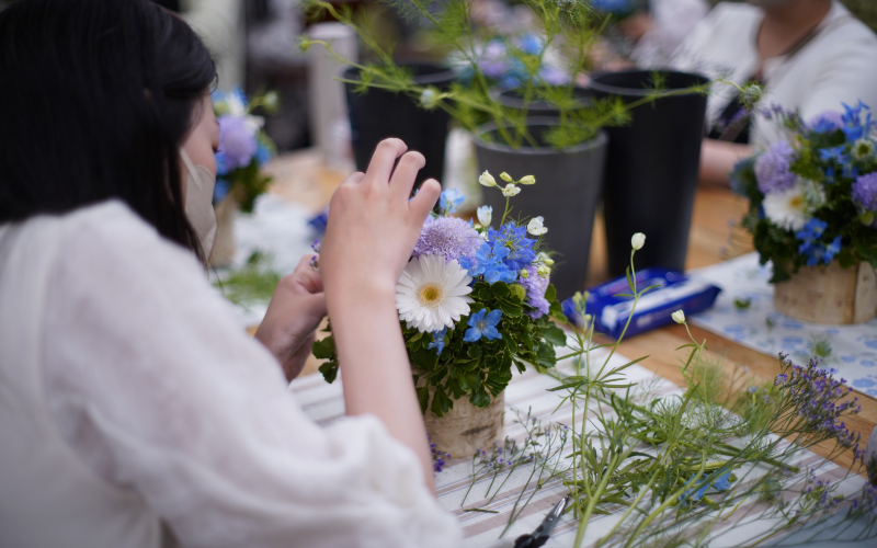 季節の花でアレンジメントをしている画像