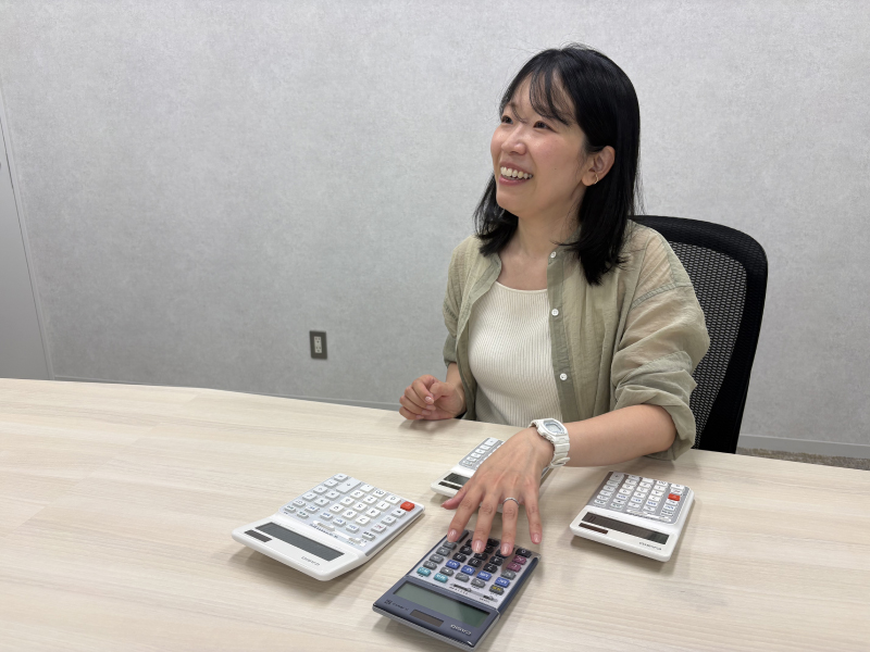 電卓とカシオ担当者の画像
