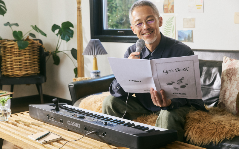 LK-550BKで脳活カラオケ機能を使っている男性の画像