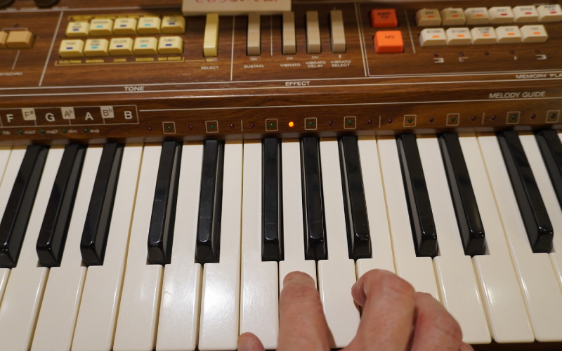 Casiotone 701の鍵盤の上のLEDランプが光る様子の画像