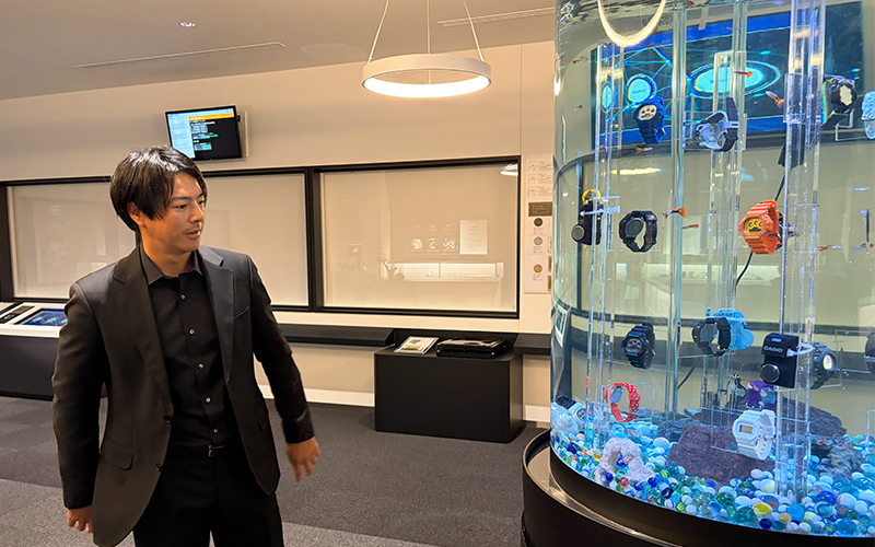 水槽を観察する石川遼プロ