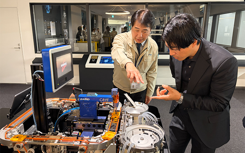 製造装置をみる石川遼プロ