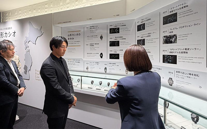 説明を聞く石川遼プロ