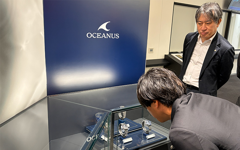 時計を観察する石川遼プロ