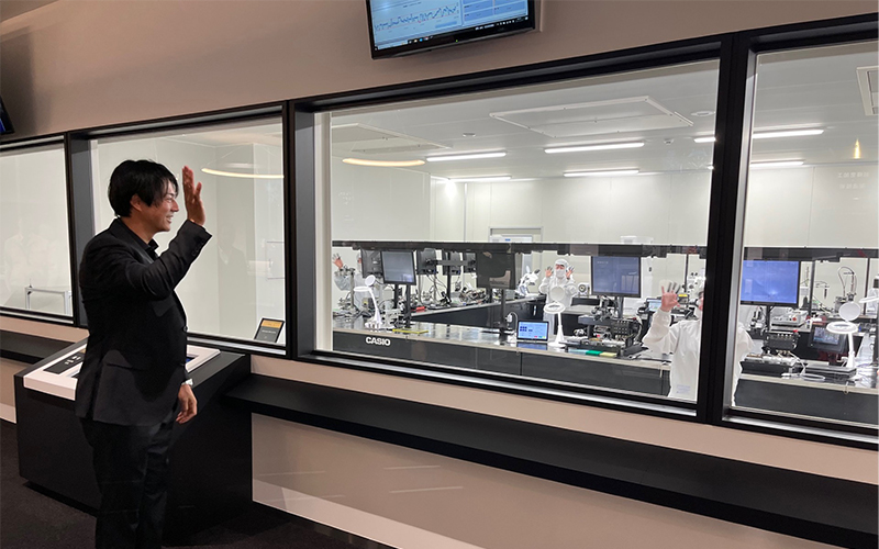 手を振る石川遼プロ