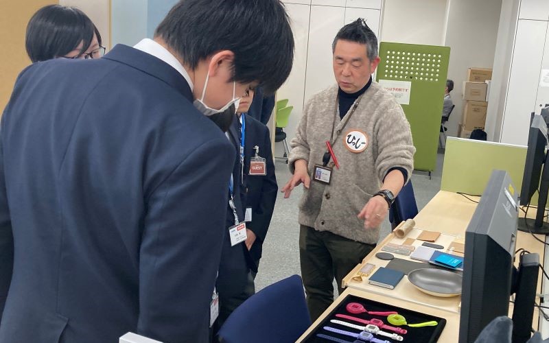 説明を受ける生徒