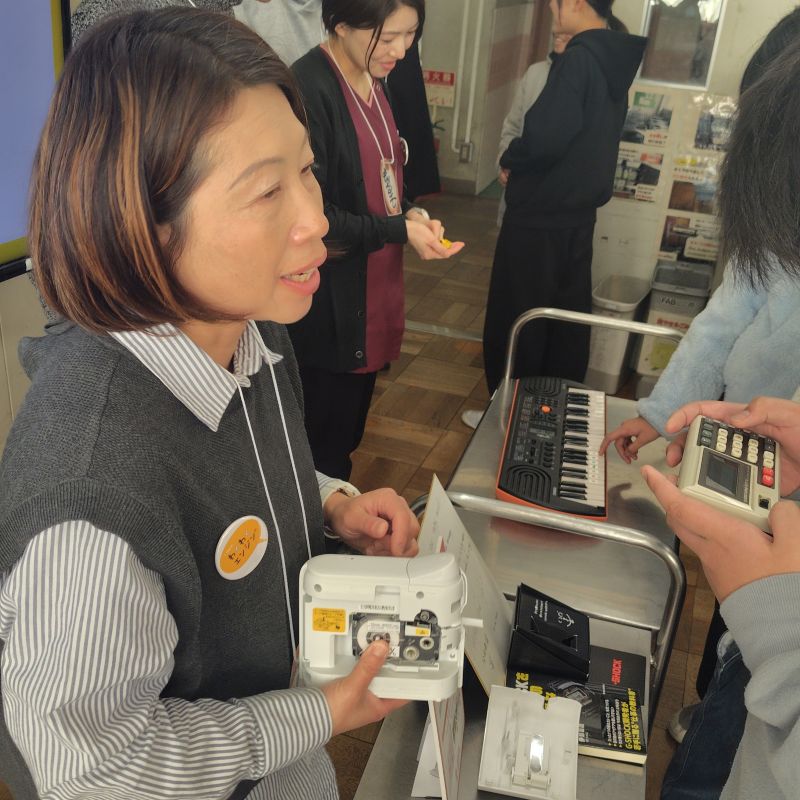 製品について説明する様子