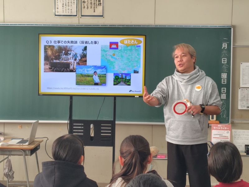 営業の仕事を説明する様子