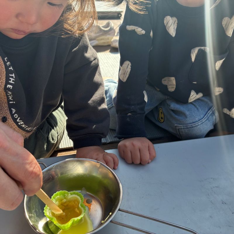 ロウとオイルを混ぜ合わせる様子