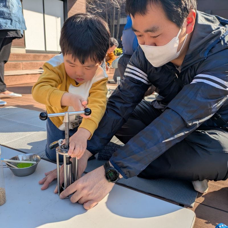 搾油機を使っている様子