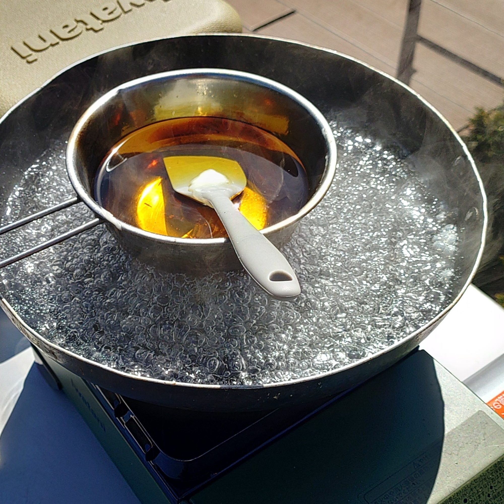 溶けたミツロウの画像