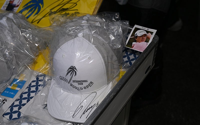 チャリティグッズを販売する写真